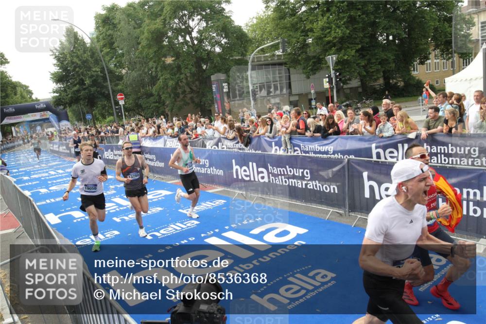 29.06.2025 - hella hamburg halbmarathon Michael Strokosch http://msf.ph/oto/8536368 29.06.2025 10:27:05 Ziel  meine-sportfotos.de