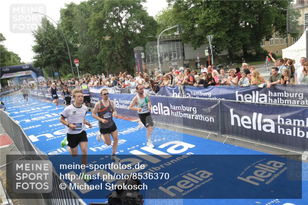 29.06.2025 - hella hamburg halbmarathon Michael Strokosch http://msf.ph/oto/8536370 29.06.2025 10:27:05 Ziel  meine-sportfotos.de