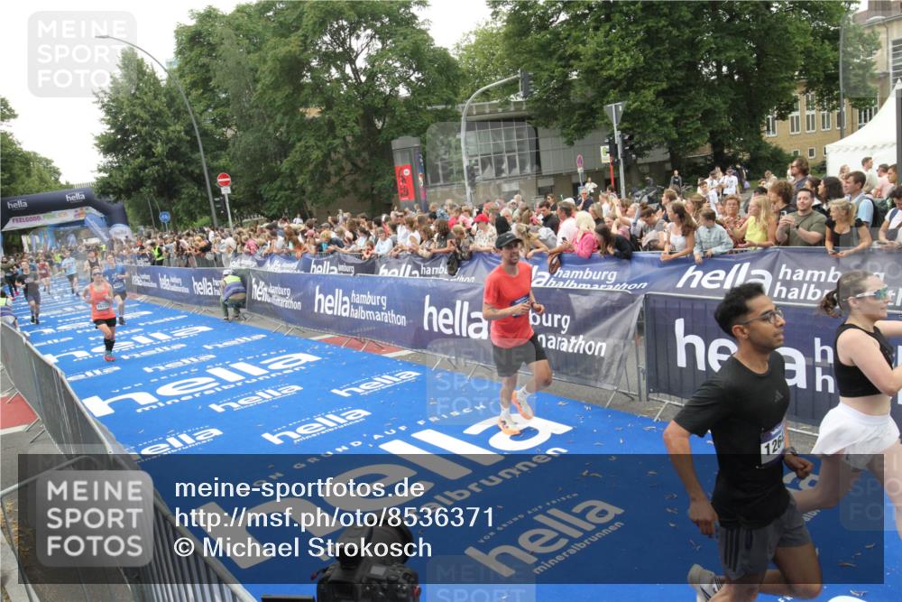 29.06.2025 - hella hamburg halbmarathon Michael Strokosch http://msf.ph/oto/8536371 29.06.2025 10:45:34 Ziel  meine-sportfotos.de