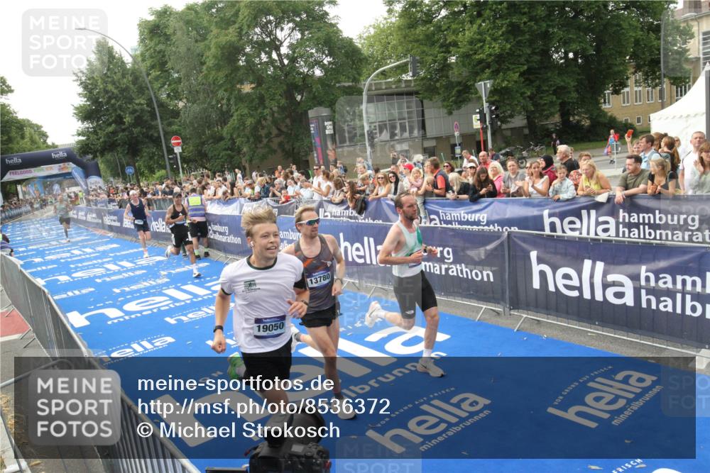 29.06.2025 - hella hamburg halbmarathon Michael Strokosch http://msf.ph/oto/8536372 29.06.2025 10:27:05 Ziel  meine-sportfotos.de