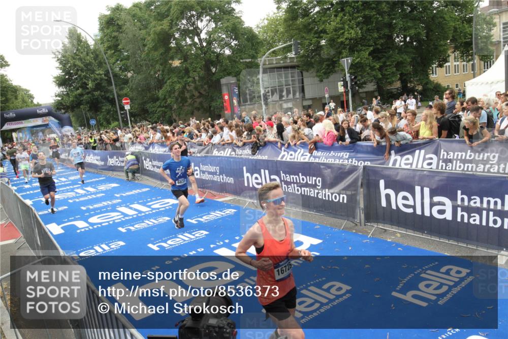 29.06.2025 - hella hamburg halbmarathon Michael Strokosch http://msf.ph/oto/8536373 29.06.2025 10:45:37 Ziel  meine-sportfotos.de