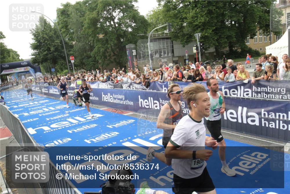 29.06.2025 - hella hamburg halbmarathon Michael Strokosch http://msf.ph/oto/8536374 29.06.2025 10:27:06 Ziel  meine-sportfotos.de