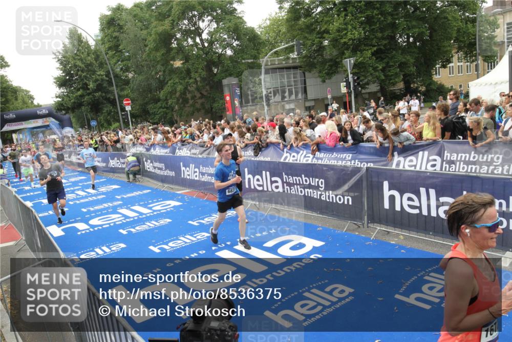29.06.2025 - hella hamburg halbmarathon Michael Strokosch http://msf.ph/oto/8536375 29.06.2025 10:45:37 Ziel  meine-sportfotos.de