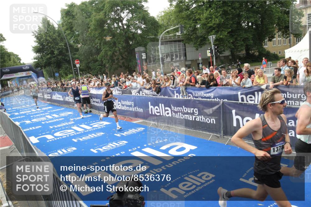 29.06.2025 - hella hamburg halbmarathon Michael Strokosch http://msf.ph/oto/8536376 29.06.2025 10:27:06 Ziel  meine-sportfotos.de
