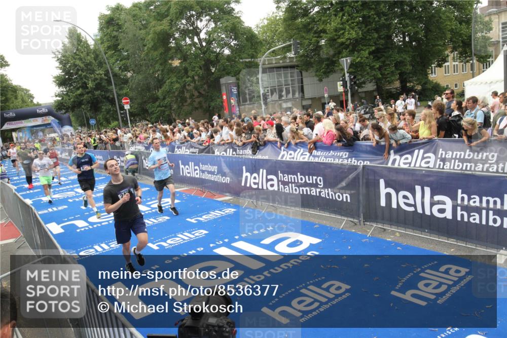 29.06.2025 - hella hamburg halbmarathon Michael Strokosch http://msf.ph/oto/8536377 29.06.2025 10:45:39 Ziel  meine-sportfotos.de
