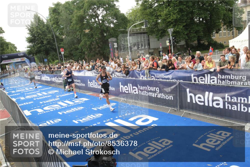 29.06.2025 - hella hamburg halbmarathon Michael Strokosch http://msf.ph/oto/8536378 29.06.2025 10:27:06 Ziel  meine-sportfotos.de