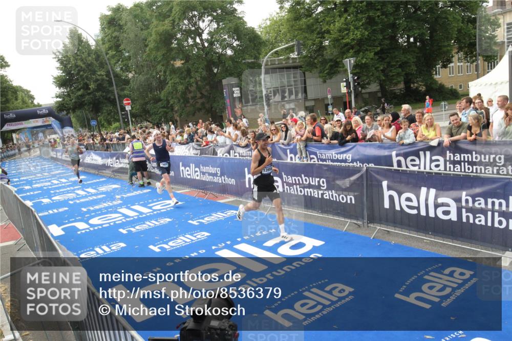29.06.2025 - hella hamburg halbmarathon Michael Strokosch http://msf.ph/oto/8536379 29.06.2025 10:27:07 Ziel  meine-sportfotos.de