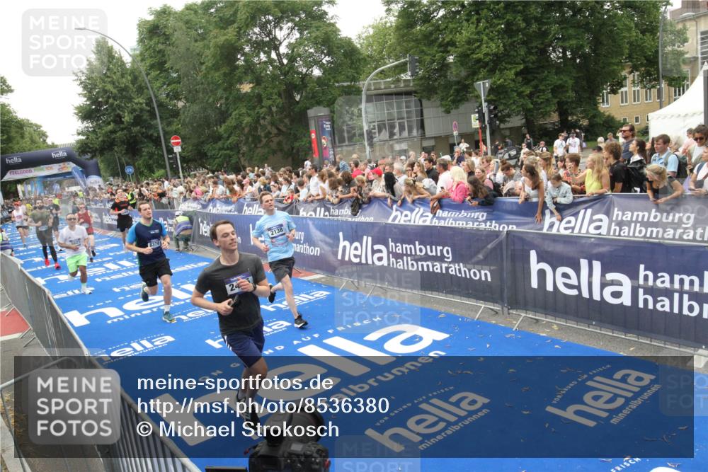 29.06.2025 - hella hamburg halbmarathon Michael Strokosch http://msf.ph/oto/8536380 29.06.2025 10:45:39 Ziel  meine-sportfotos.de