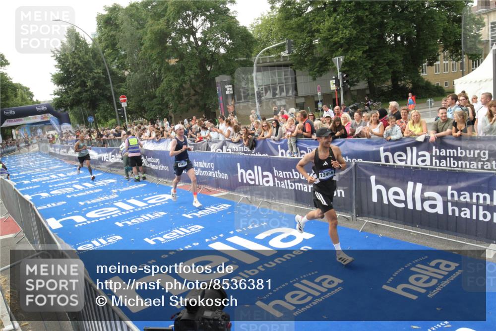 29.06.2025 - hella hamburg halbmarathon Michael Strokosch http://msf.ph/oto/8536381 29.06.2025 10:27:07 Ziel  meine-sportfotos.de