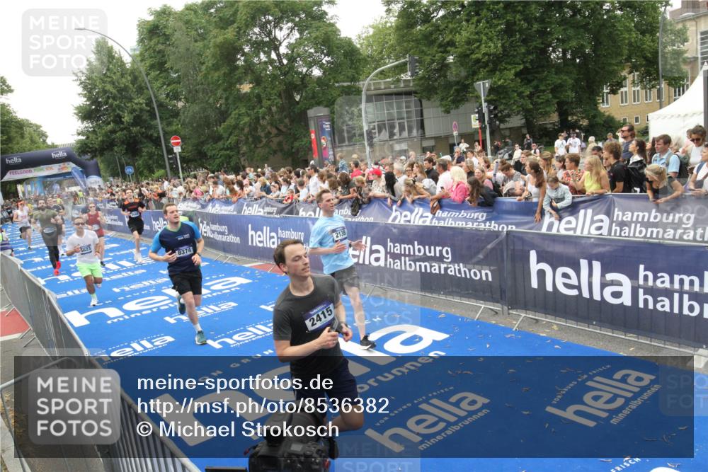 29.06.2025 - hella hamburg halbmarathon Michael Strokosch http://msf.ph/oto/8536382 29.06.2025 10:45:39 Ziel  meine-sportfotos.de