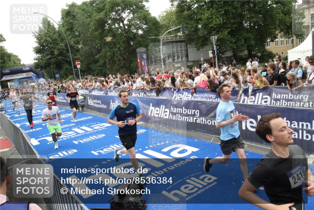 29.06.2025 - hella hamburg halbmarathon Michael Strokosch http://msf.ph/oto/8536384 29.06.2025 10:45:40 Ziel  meine-sportfotos.de