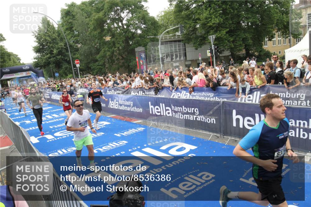 29.06.2025 - hella hamburg halbmarathon Michael Strokosch http://msf.ph/oto/8536386 29.06.2025 10:45:41 Ziel  meine-sportfotos.de