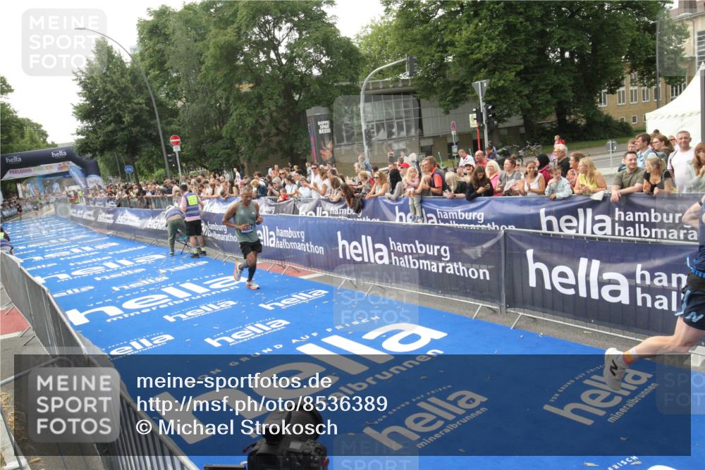 29.06.2025 - hella hamburg halbmarathon Michael Strokosch http://msf.ph/oto/8536389 29.06.2025 10:27:09 Ziel  meine-sportfotos.de