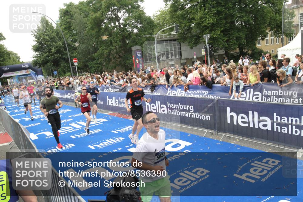 29.06.2025 - hella hamburg halbmarathon Michael Strokosch http://msf.ph/oto/8536390 29.06.2025 10:45:41 Ziel  meine-sportfotos.de