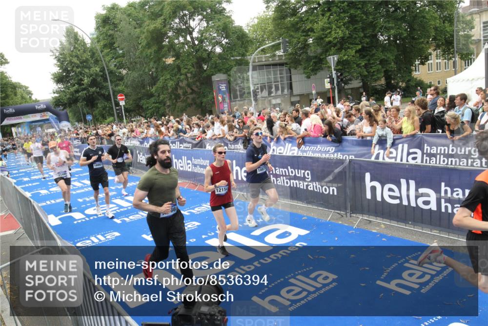 29.06.2025 - hella hamburg halbmarathon Michael Strokosch http://msf.ph/oto/8536394 29.06.2025 10:45:42 Ziel  meine-sportfotos.de
