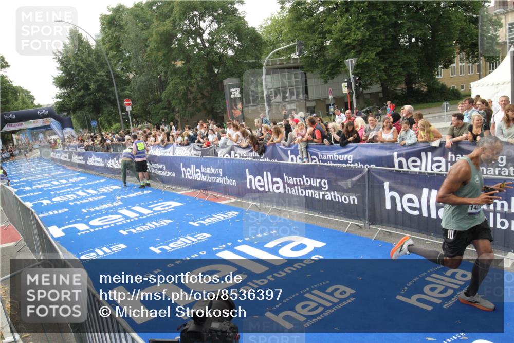 29.06.2025 - hella hamburg halbmarathon Michael Strokosch http://msf.ph/oto/8536397 29.06.2025 10:27:10 Ziel  meine-sportfotos.de