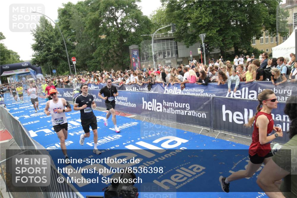29.06.2025 - hella hamburg halbmarathon Michael Strokosch http://msf.ph/oto/8536398 29.06.2025 10:45:43 Ziel  meine-sportfotos.de