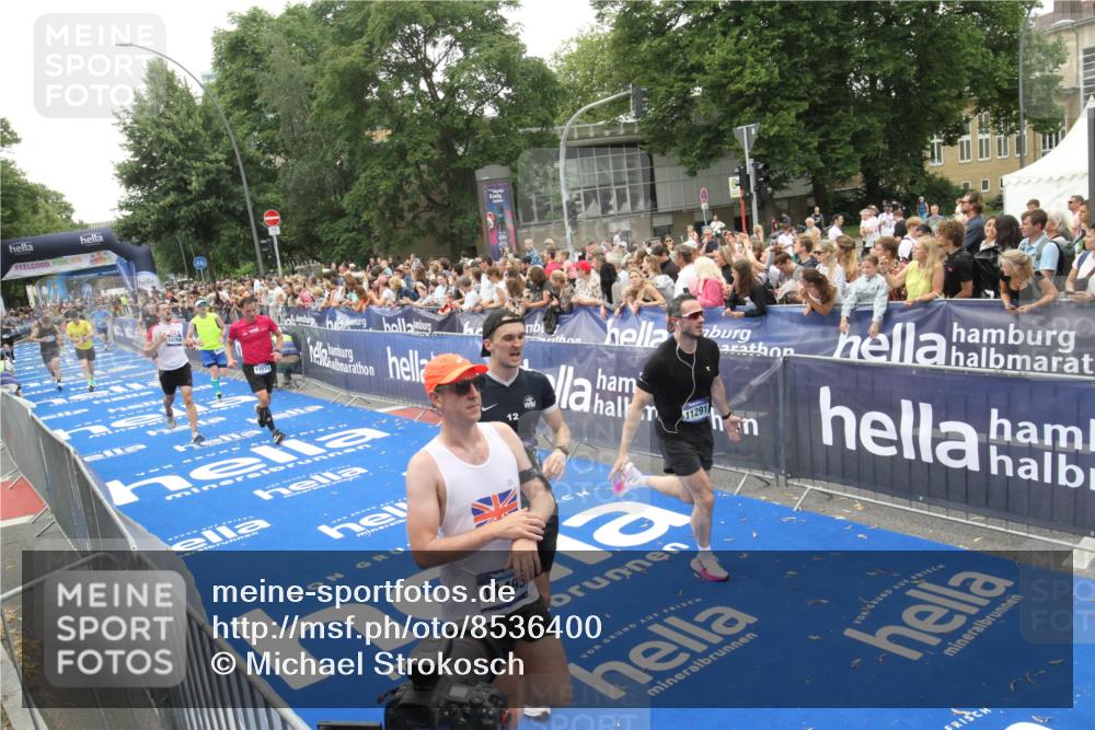 29.06.2025 - hella hamburg halbmarathon Michael Strokosch http://msf.ph/oto/8536400 29.06.2025 10:45:44 Ziel  meine-sportfotos.de