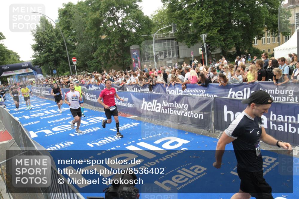 29.06.2025 - hella hamburg halbmarathon Michael Strokosch http://msf.ph/oto/8536402 29.06.2025 10:45:45 Ziel  meine-sportfotos.de