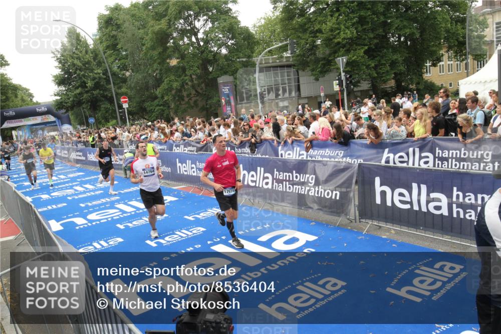 29.06.2025 - hella hamburg halbmarathon Michael Strokosch http://msf.ph/oto/8536404 29.06.2025 10:45:45 Ziel  meine-sportfotos.de