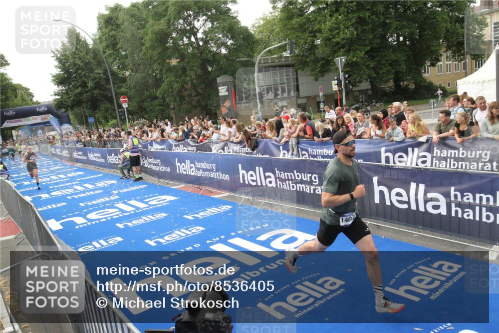29.06.2025 - hella hamburg halbmarathon Michael Strokosch http://msf.ph/oto/8536405 29.06.2025 10:27:17 Ziel  meine-sportfotos.de