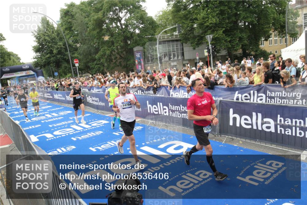 29.06.2025 - hella hamburg halbmarathon Michael Strokosch http://msf.ph/oto/8536406 29.06.2025 10:45:46 Ziel  meine-sportfotos.de