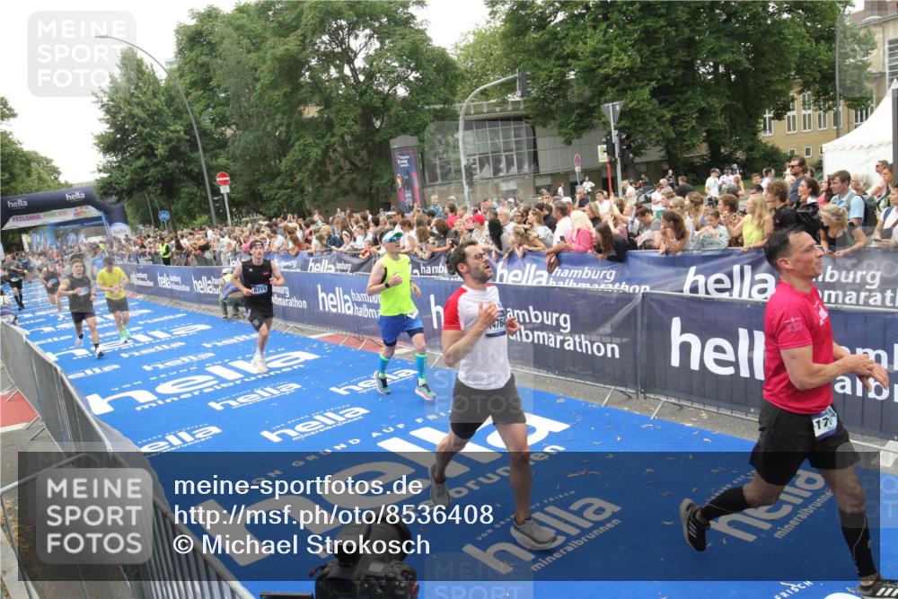 29.06.2025 - hella hamburg halbmarathon Michael Strokosch http://msf.ph/oto/8536408 29.06.2025 10:45:46 Ziel  meine-sportfotos.de