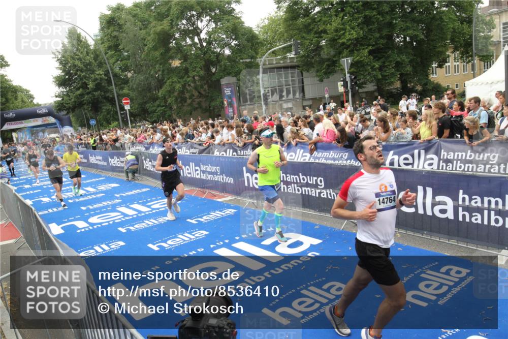 29.06.2025 - hella hamburg halbmarathon Michael Strokosch http://msf.ph/oto/8536410 29.06.2025 10:45:47 Ziel  meine-sportfotos.de