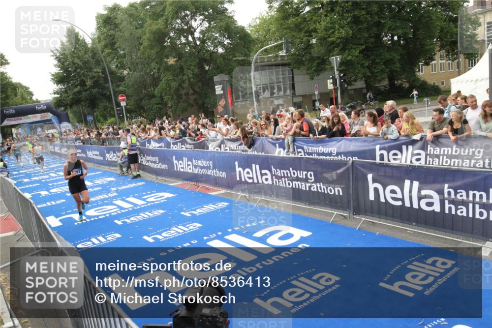 29.06.2025 - hella hamburg halbmarathon Michael Strokosch http://msf.ph/oto/8536413 29.06.2025 10:27:19 Ziel  meine-sportfotos.de
