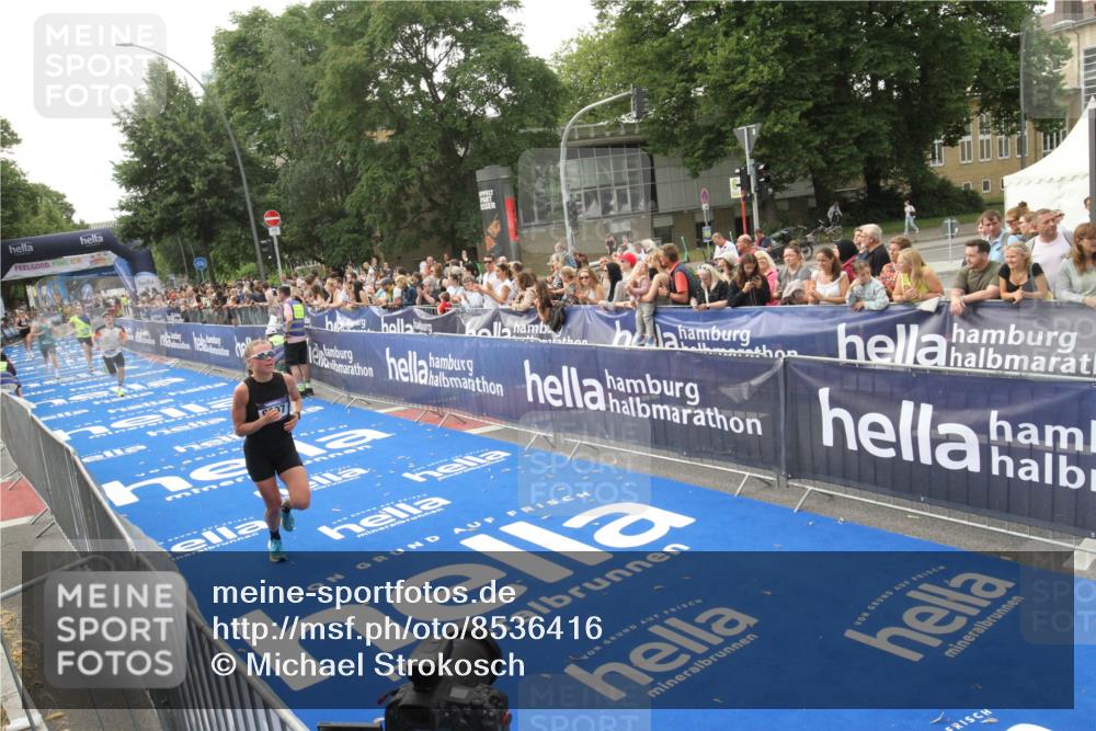 29.06.2025 - hella hamburg halbmarathon Michael Strokosch http://msf.ph/oto/8536416 29.06.2025 10:27:19 Ziel  meine-sportfotos.de
