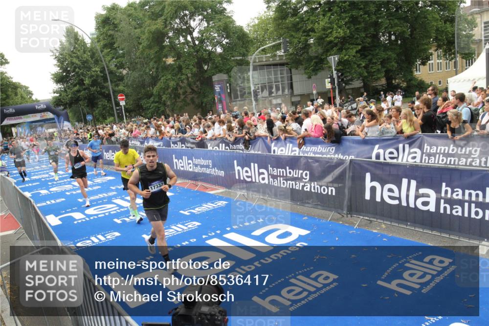 29.06.2025 - hella hamburg halbmarathon Michael Strokosch http://msf.ph/oto/8536417 29.06.2025 10:45:49 Ziel  meine-sportfotos.de