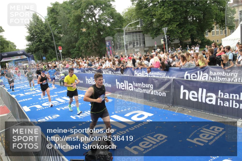 29.06.2025 - hella hamburg halbmarathon Michael Strokosch http://msf.ph/oto/8536419 29.06.2025 10:45:49 Ziel  meine-sportfotos.de