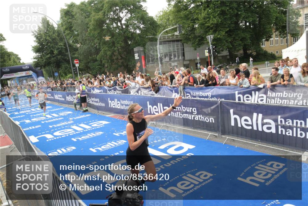 29.06.2025 - hella hamburg halbmarathon Michael Strokosch http://msf.ph/oto/8536420 29.06.2025 10:27:20 Ziel  meine-sportfotos.de