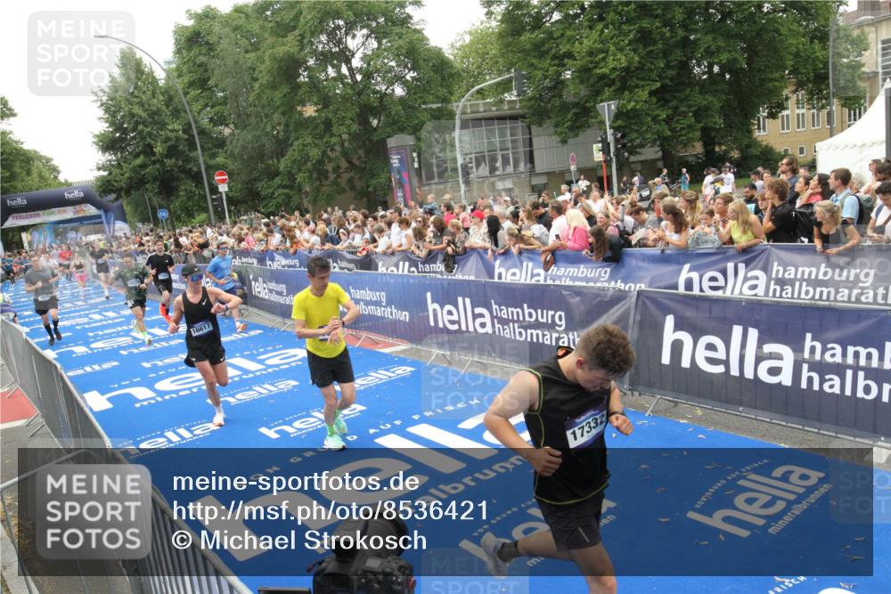 29.06.2025 - hella hamburg halbmarathon Michael Strokosch http://msf.ph/oto/8536421 29.06.2025 10:45:50 Ziel  meine-sportfotos.de