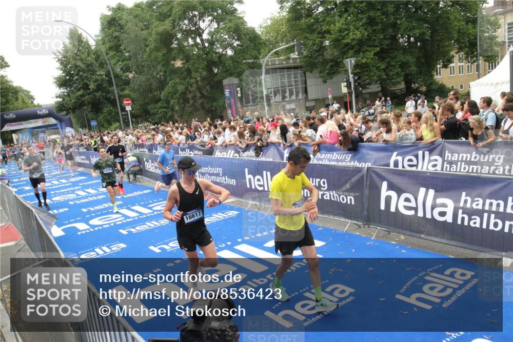 29.06.2025 - hella hamburg halbmarathon Michael Strokosch http://msf.ph/oto/8536423 29.06.2025 10:45:50 Ziel  meine-sportfotos.de