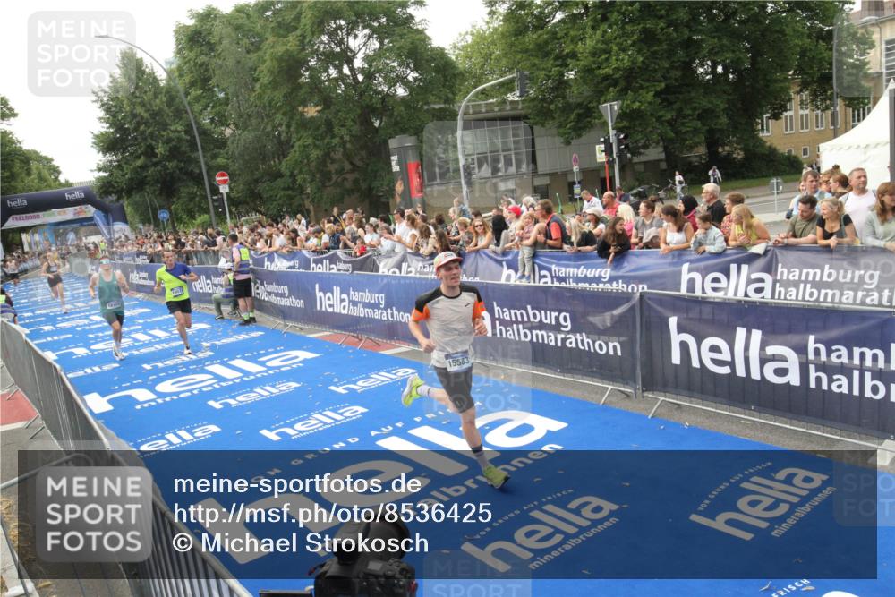 29.06.2025 - hella hamburg halbmarathon Michael Strokosch http://msf.ph/oto/8536425 29.06.2025 10:27:22 Ziel  meine-sportfotos.de