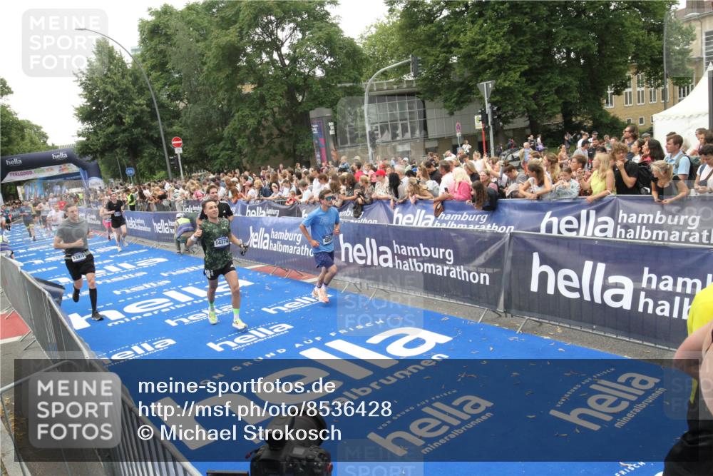 29.06.2025 - hella hamburg halbmarathon Michael Strokosch http://msf.ph/oto/8536428 29.06.2025 10:45:51 Ziel  meine-sportfotos.de