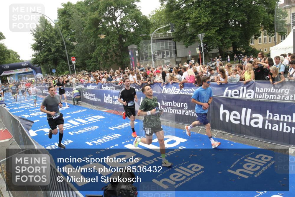 29.06.2025 - hella hamburg halbmarathon Michael Strokosch http://msf.ph/oto/8536432 29.06.2025 10:45:52 Ziel  meine-sportfotos.de