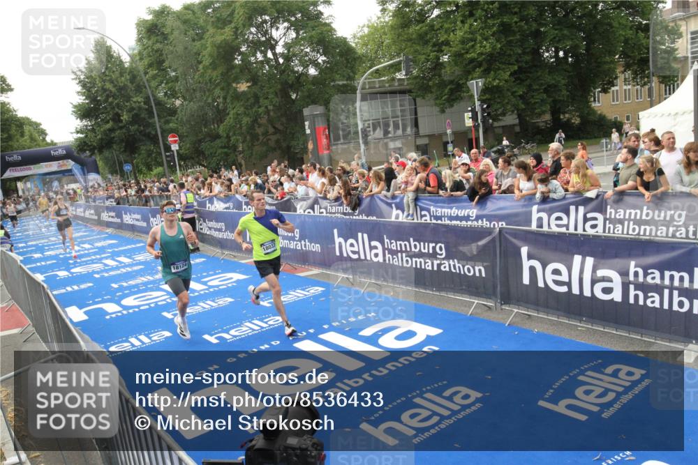 29.06.2025 - hella hamburg halbmarathon Michael Strokosch http://msf.ph/oto/8536433 29.06.2025 10:27:24 Ziel  meine-sportfotos.de