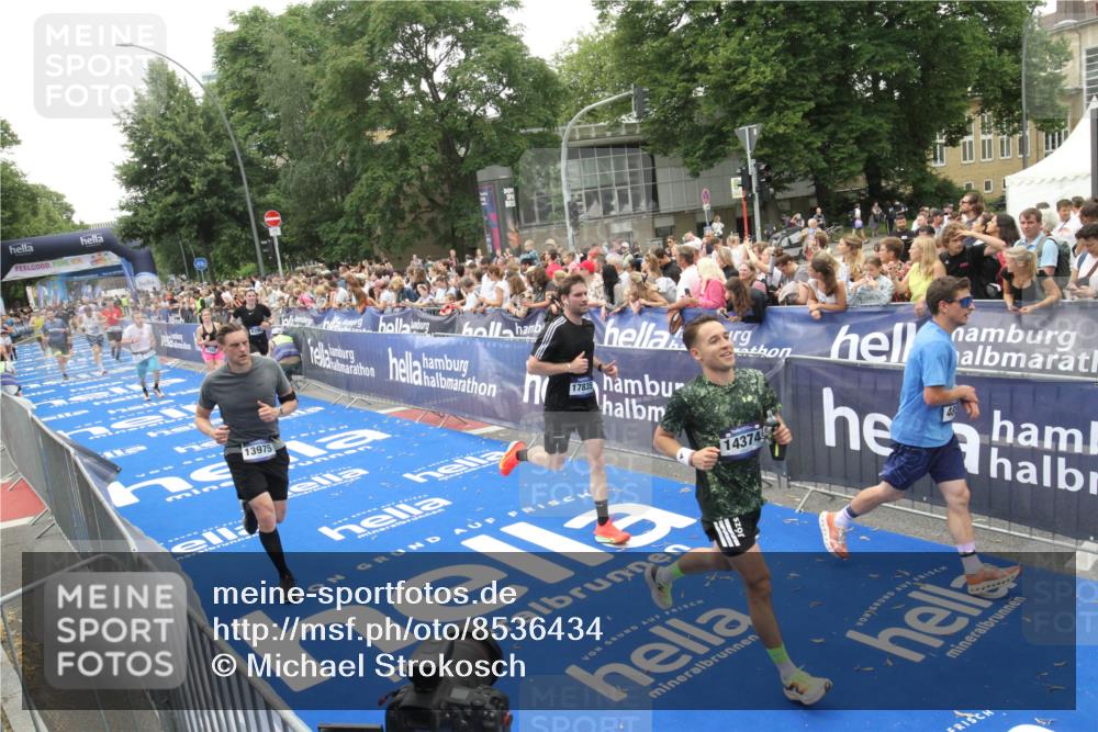 29.06.2025 - hella hamburg halbmarathon Michael Strokosch http://msf.ph/oto/8536434 29.06.2025 10:45:53 Ziel  meine-sportfotos.de