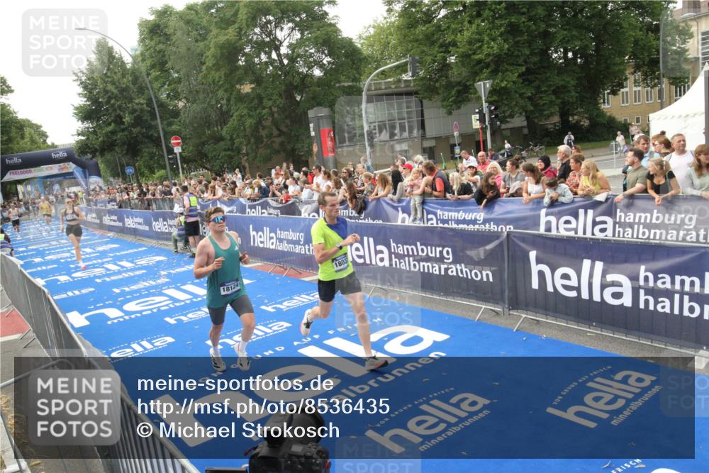 29.06.2025 - hella hamburg halbmarathon Michael Strokosch http://msf.ph/oto/8536435 29.06.2025 10:27:24 Ziel  meine-sportfotos.de
