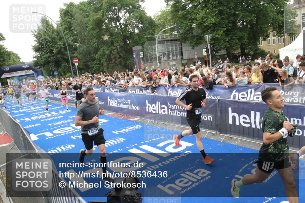 29.06.2025 - hella hamburg halbmarathon Michael Strokosch http://msf.ph/oto/8536436 29.06.2025 10:45:53 Ziel  meine-sportfotos.de