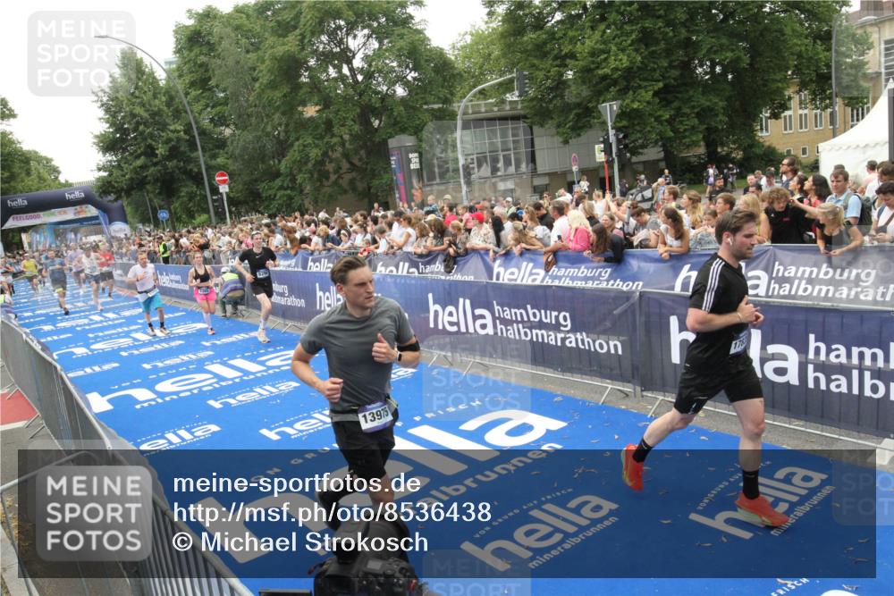 29.06.2025 - hella hamburg halbmarathon Michael Strokosch http://msf.ph/oto/8536438 29.06.2025 10:45:53 Ziel  meine-sportfotos.de