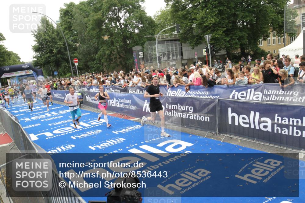 29.06.2025 - hella hamburg halbmarathon Michael Strokosch http://msf.ph/oto/8536443 29.06.2025 10:45:54 Ziel  meine-sportfotos.de