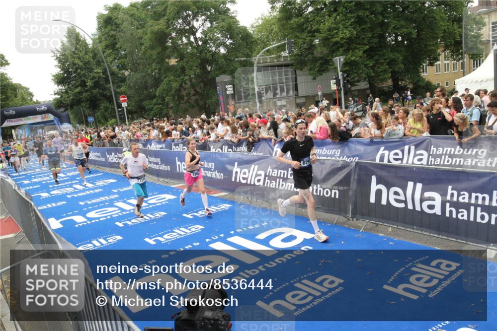 29.06.2025 - hella hamburg halbmarathon Michael Strokosch http://msf.ph/oto/8536444 29.06.2025 10:45:55 Ziel  meine-sportfotos.de