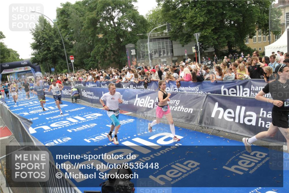 29.06.2025 - hella hamburg halbmarathon Michael Strokosch http://msf.ph/oto/8536448 29.06.2025 10:45:56 Ziel  meine-sportfotos.de