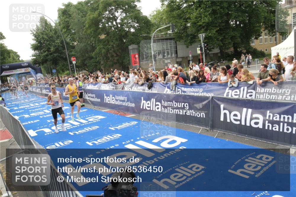 29.06.2025 - hella hamburg halbmarathon Michael Strokosch http://msf.ph/oto/8536450 29.06.2025 10:27:29 Ziel  meine-sportfotos.de