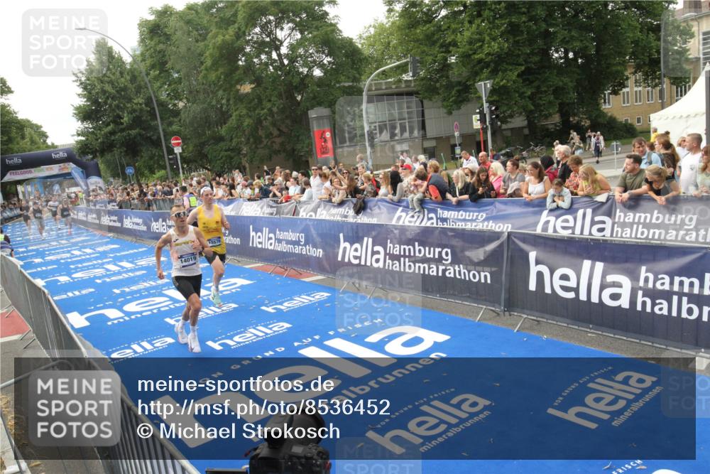 29.06.2025 - hella hamburg halbmarathon Michael Strokosch http://msf.ph/oto/8536452 29.06.2025 10:27:29 Ziel  meine-sportfotos.de