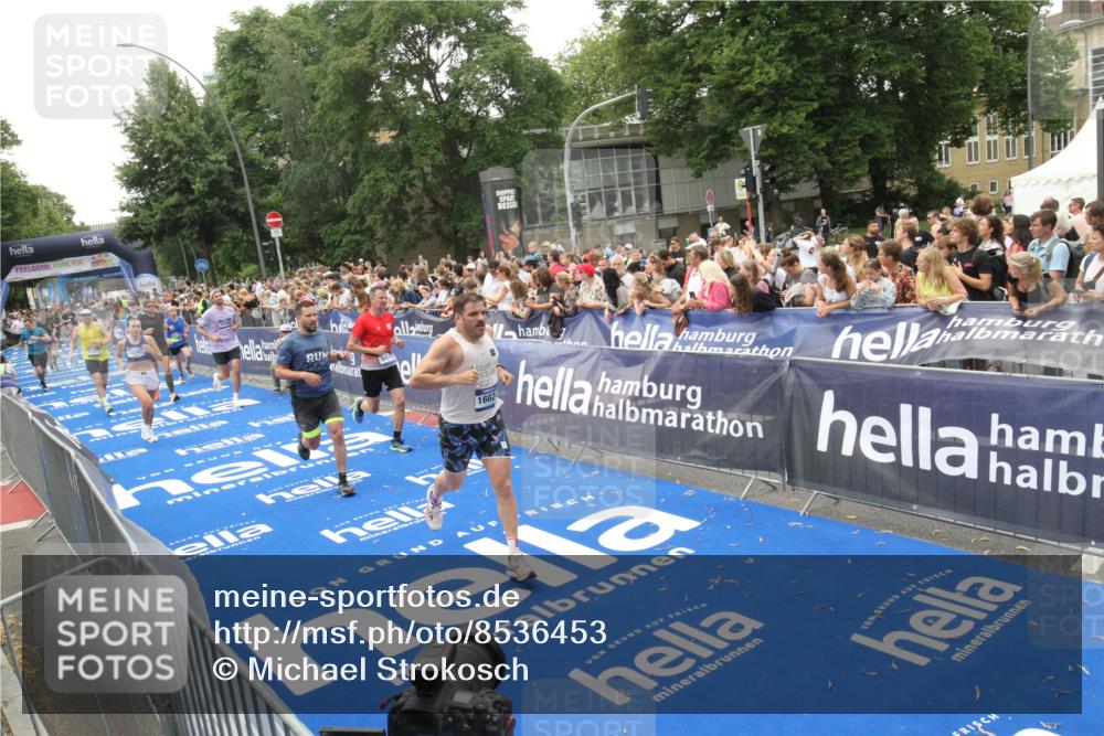29.06.2025 - hella hamburg halbmarathon Michael Strokosch http://msf.ph/oto/8536453 29.06.2025 10:45:57 Ziel  meine-sportfotos.de
