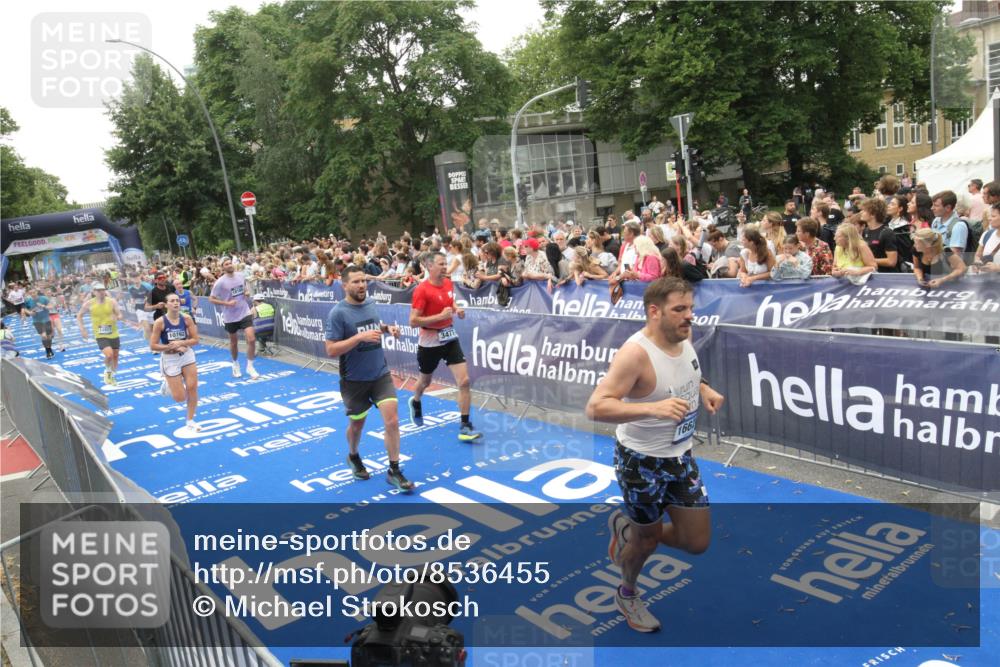 29.06.2025 - hella hamburg halbmarathon Michael Strokosch http://msf.ph/oto/8536455 29.06.2025 10:45:58 Ziel  meine-sportfotos.de